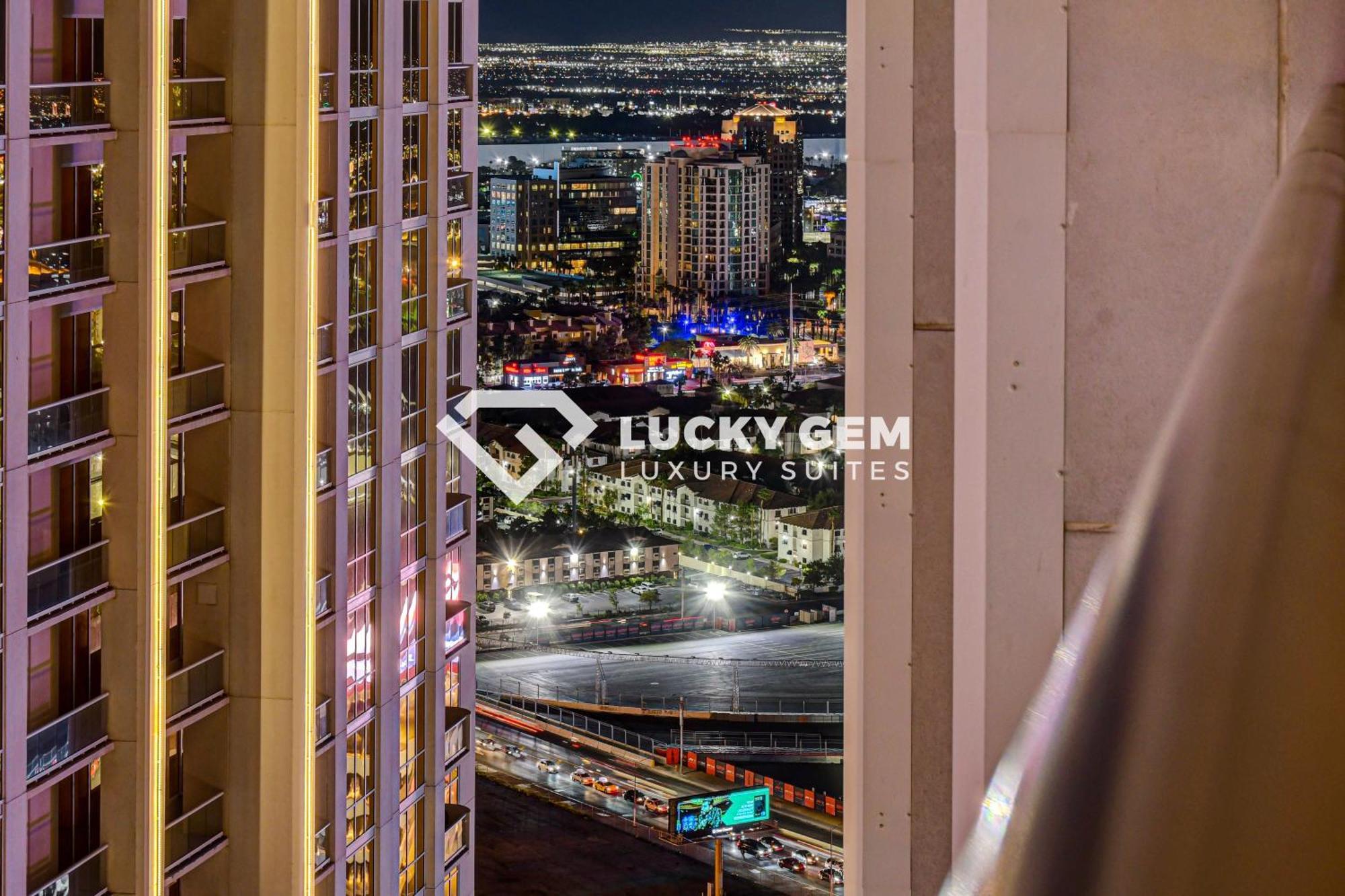 לאס וגאס Lucky Gem Penthouse & Luxury Suites At Signature Resort, Balcony Strip View 3505 מראה חיצוני תמונה